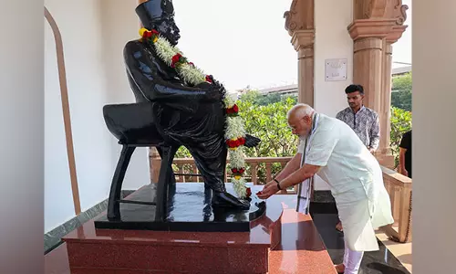 PM Modi ने नागपुर में आरएसएस संस्थापक हेडगेवार की समाधि पर श्रद्धांजलि अर्पित की