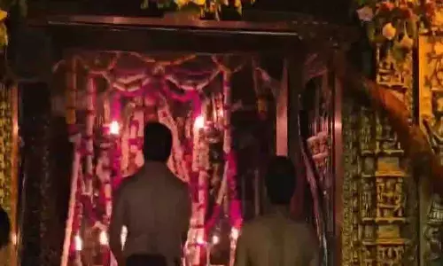 बनासकांठा के अंबाजी मंदिर में मंगला आरती में हिस्सा लेने के लिए भक्तों की बड़ी संख्या पहुंची