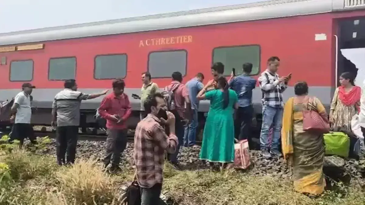 Kamakhya Express दुर्घटनाग्रस्त 11 डिब्बे पटरी से उतरे ,हड़कंप मचा