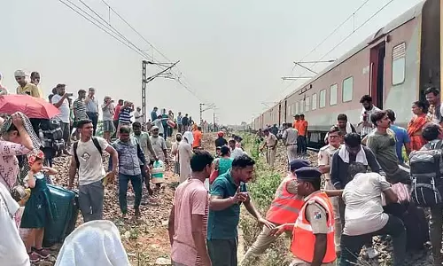 Odisha में एक्सप्रेस ट्रेन पटरी से उतरी, 7 घायल Odisha में एक्सप्रेस ट्रेन पटरी से उतरी, 7 घायल