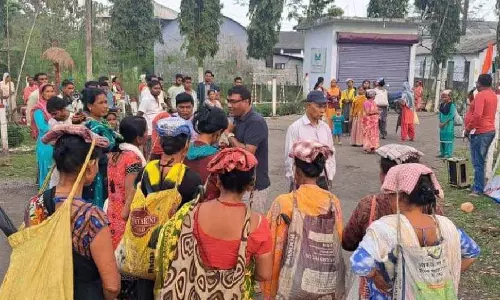 TMC की चाय यूनियन ने डुआर्स चाय बागानों में वेतन में देरी और PF के मुद्दों को लेकर केंद्र पर निशाना साधा TMC की चाय यूनियन ने डुआर्स चाय बागानों में वेतन में देरी और PF के मुद्दों को लेकर केंद्र पर निशाना साधा