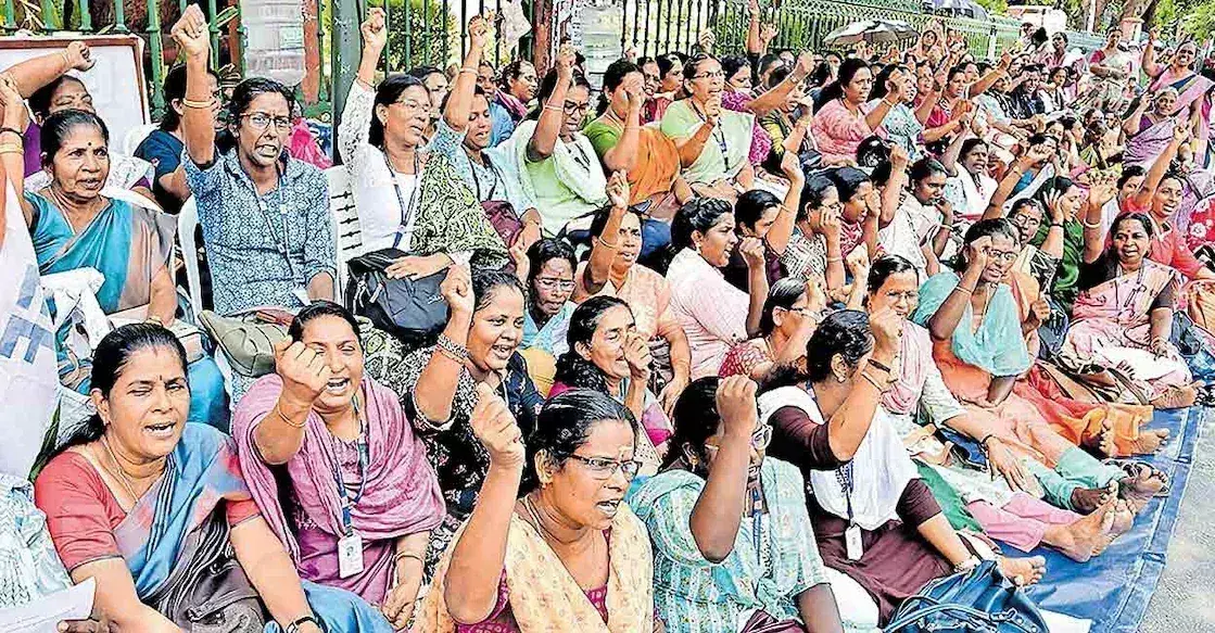 Kerala :   सरकार के कार्रवाई के आश्वासन के बाद आंगनवाड़ी कार्यकर्ताओं ने धरना समाप्त किया