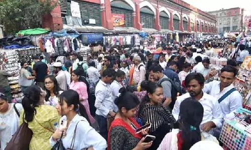 Bengal: त्यौहारी खरीदारी के लिए लोग भीषण गर्मी का सामना करते हुए बाजारों में उमड़े