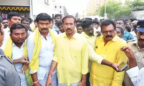 Andhra : विधायक कोलिकापुड़ी के रवैये से चंद्रबाबू बेहद नाखुश Andhra : विधायक कोलिकापुड़ी के रवैये से चंद्रबाबू बेहद नाखुश