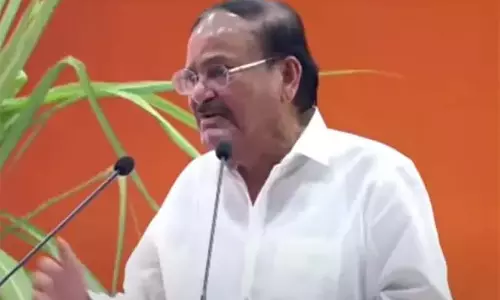स्वर्ण भारती सेवाएं निर्बाध रूप से जारी रहनी चाहिए: Venkaiah Naidu स्वर्ण भारती सेवाएं निर्बाध रूप से जारी रहनी चाहिए: Venkaiah Naidu
