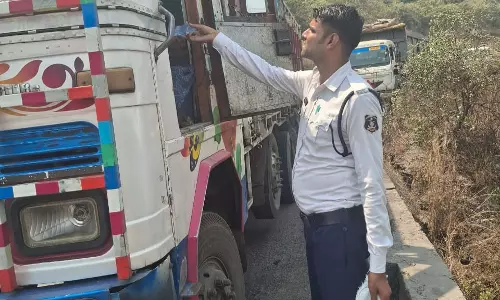 ट्रैफिक जवानों ने दिखाई मानवता, भीषण गर्मी में वाहन चालकों को बांटा पानी ट्रैफिक जवानों ने दिखाई मानवता, भीषण गर्मी में वाहन चालकों को बांटा पानी