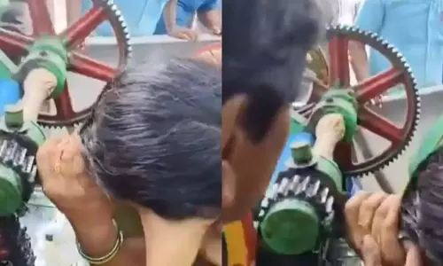 VIDEO: गन्ने की मशीन में फंसे महिला के बाल, फिर जो हुआ... VIDEO: गन्ने की मशीन में फंसे महिला के बाल, फिर जो हुआ...