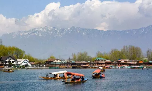 पर्यटक Srinagar की डल झील में ठंडी सुबह का आनंद ले रहे पर्यटक Srinagar की डल झील में ठंडी सुबह का आनंद ले रहे
