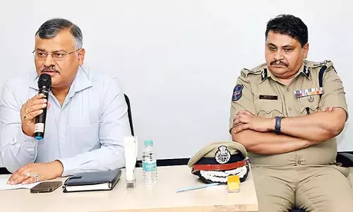 एसएचओ को फील्ड स्तर पर लोगों से बातचीत करनी चाहिए: DGP एसएचओ को फील्ड स्तर पर लोगों से बातचीत करनी चाहिए: DGP