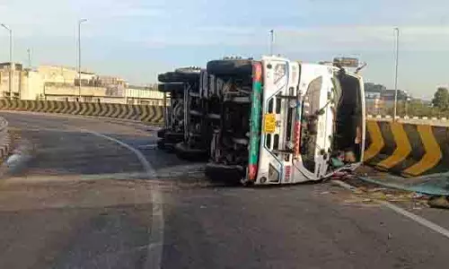 Ludhiana: कार्बन डाइऑक्साइड ले जा रहा टैंकर बस स्टैंड के पास पलटा Ludhiana: कार्बन डाइऑक्साइड ले जा रहा टैंकर बस स्टैंड के पास पलटा