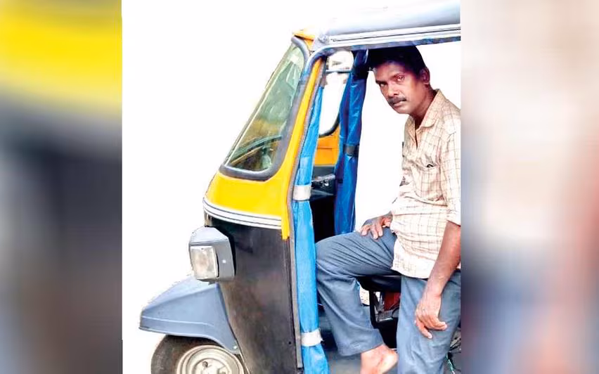 Kerala के एक व्यक्ति ने बेटी की फीस चुकाने के लिए ऑटो-रिक्शा बेचा Kerala के एक व्यक्ति ने बेटी की फीस चुकाने के लिए ऑटो-रिक्शा बेचा