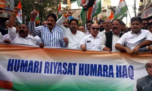 Jammu: कांग्रेस ने आतंकवाद के खिलाफ प्रदर्शन किया, राज्य का दर्जा बहाल करने की मांग की Jammu: कांग्रेस ने आतंकवाद के खिलाफ प्रदर्शन किया, राज्य का दर्जा बहाल करने की मांग की