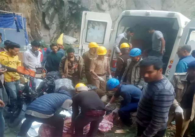 Himachal Pradesh: मणिकर्ण में बड़ा हादसा, गुरुद्वारे के पास भूस्खलन, 6 लोगों की मौत Himachal Pradesh: मणिकर्ण में बड़ा हादसा, गुरुद्वारे के पास भूस्खलन, 6 लोगों की मौत