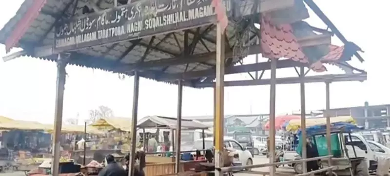 हंदवाड़ा नए बस स्टैंड के दुकानदारों को बुनियादी सुविधाओं की कमी हंदवाड़ा नए बस स्टैंड के दुकानदारों को बुनियादी सुविधाओं की कमी