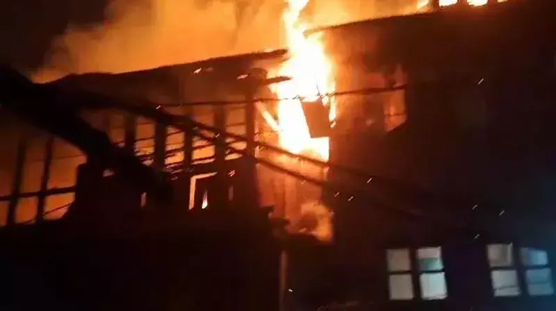 कोकेरनाग में आग लगने की घटना में आवासीय मकान जलकर खाक कोकेरनाग में आग लगने की घटना में आवासीय मकान जलकर खाक