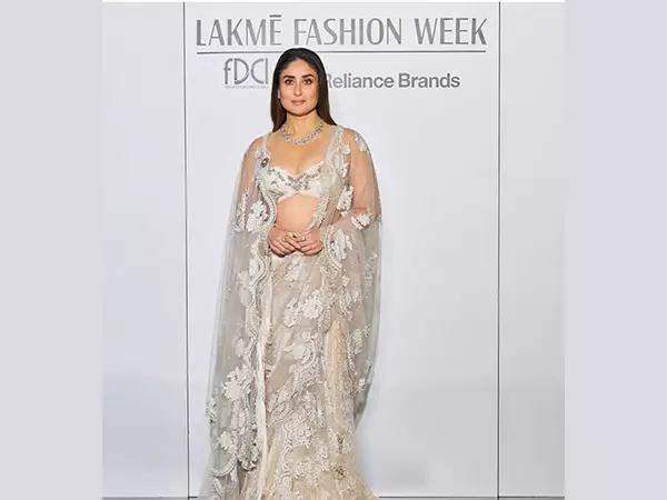 Kareena Kapoor ने लैक्मे फैशन वीक x FDCI में अपने जीवन के विभिन्न चरणों में रैंप वॉक करने को याद किया Kareena Kapoor ने लैक्मे फैशन वीक x FDCI में अपने जीवन के विभिन्न चरणों में रैंप वॉक करने को याद किया