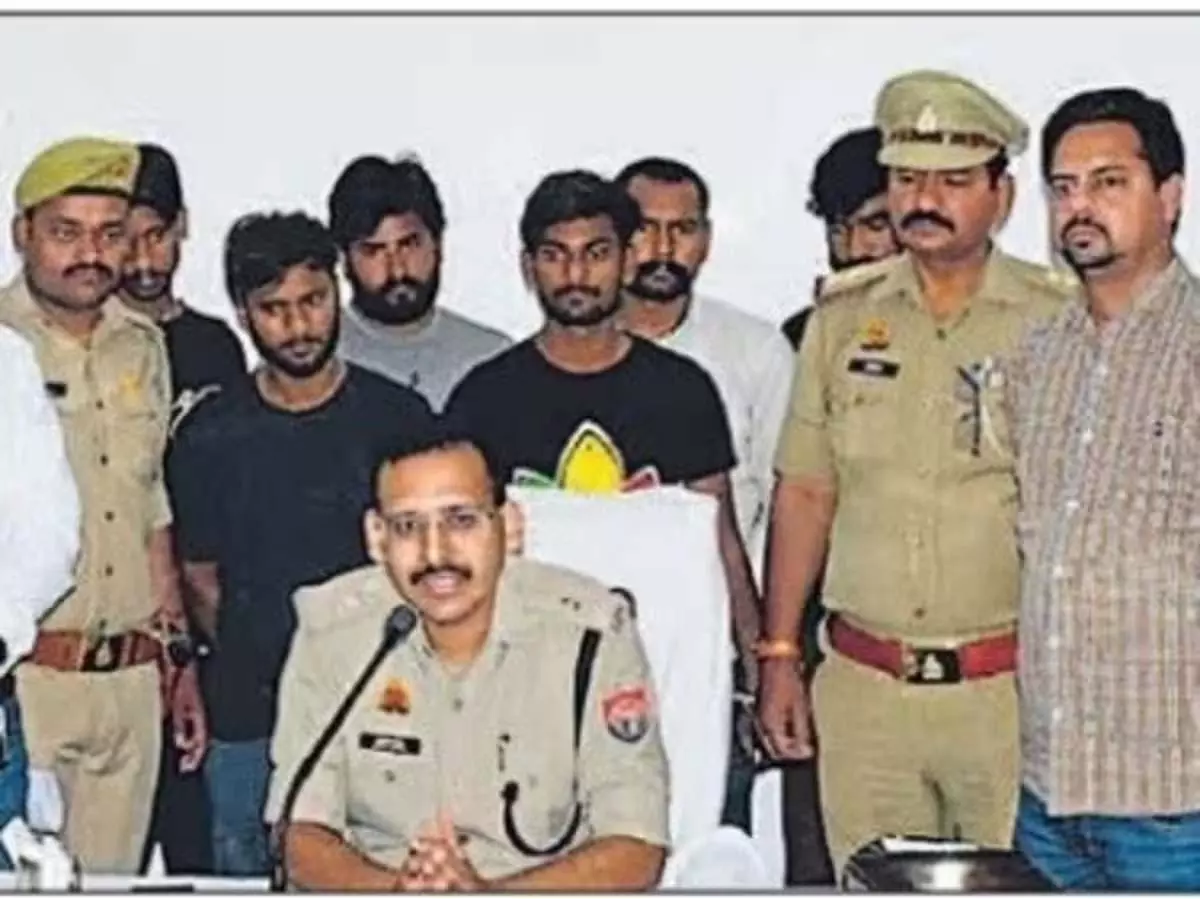 5 लाख की नकली करेंसी जब्त, मशीन के साथ 5 लोग अरेस्ट 5 लाख की नकली करेंसी जब्त, मशीन के साथ 5 लोग अरेस्ट