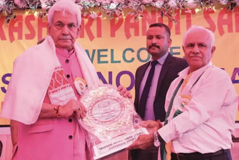 कश्मीरी पंडितों की वापसी के लिए सरकार प्रतिबद्ध, केंद्र कर रहा काम: एलजी सिन्हा कश्मीरी पंडितों की वापसी के लिए सरकार प्रतिबद्ध, केंद्र कर रहा काम: एलजी सिन्हा