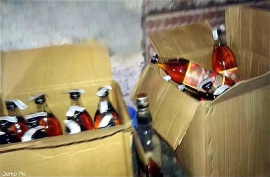 Punjab: पुलिस की छापेमारी, भारी मात्रा में अवैध शराब के साथ 5 तस्कर गिरफ्तार Punjab: पुलिस की छापेमारी, भारी मात्रा में अवैध शराब के साथ 5 तस्कर गिरफ्तार