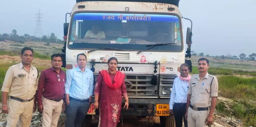 एसडीएम-तहसीलदार ने आरंग महानदी में मारी रेड, रेत का अवैध परिवहन रोका गया एसडीएम-तहसीलदार ने आरंग महानदी में मारी रेड, रेत का अवैध परिवहन रोका गया
