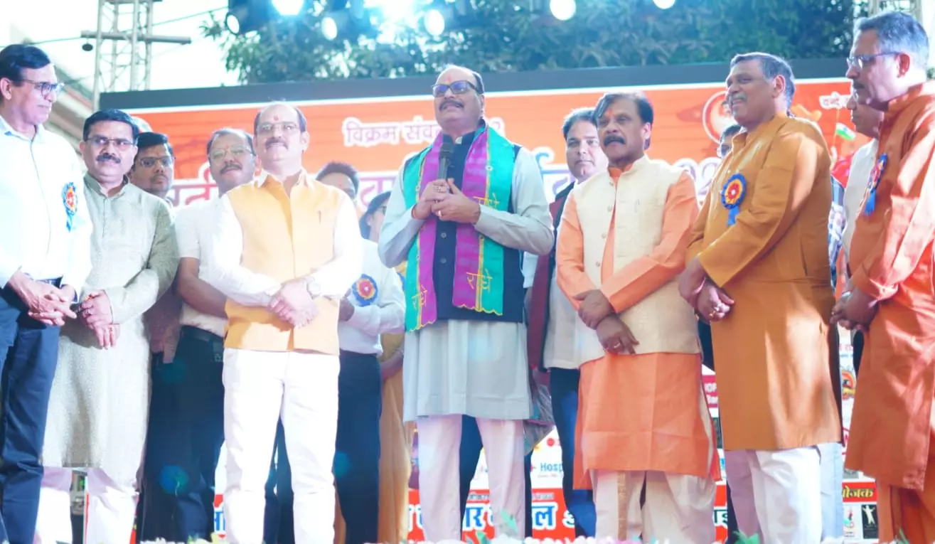 Lucknow: व्यापारियों ने नव वर्ष पर लगाया जोरदार मेला Lucknow: व्यापारियों ने नव वर्ष पर लगाया जोरदार मेला