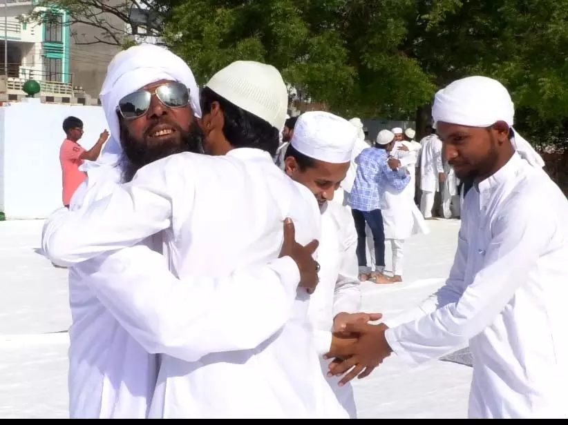 Eid Festival 2025 : अवध में ईद की नमाज अदा, अमन-चैन की दुआएं Eid Festival 2025 : अवध में ईद की नमाज अदा, अमन-चैन की दुआएं