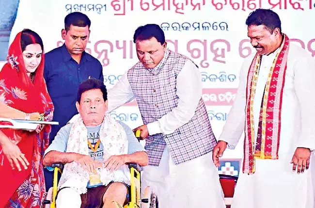 सरकार सभी बेघरों को स्थायी घर उपलब्ध कराने के लिए प्रतिबद्ध है : CM Majhi सरकार सभी बेघरों को स्थायी घर उपलब्ध कराने के लिए प्रतिबद्ध है : CM Majhi