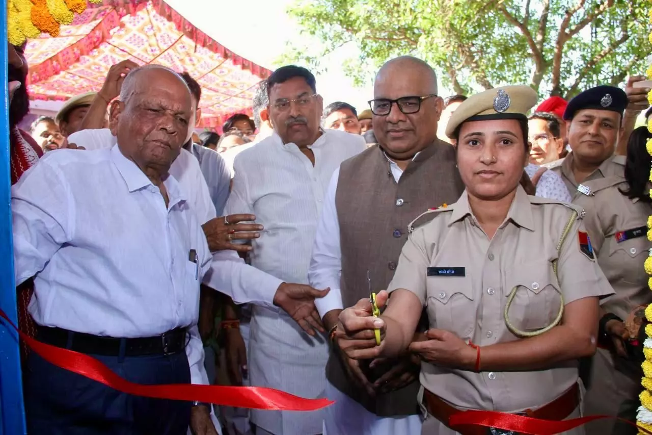 Jaipur: केंद्रीय पर्यावरण मंत्री ने महिला पुलिसकर्मी से करवाया महिला पुलिस थाने का उद्घाटन Jaipur: केंद्रीय पर्यावरण मंत्री ने महिला पुलिसकर्मी से करवाया महिला पुलिस थाने का उद्घाटन