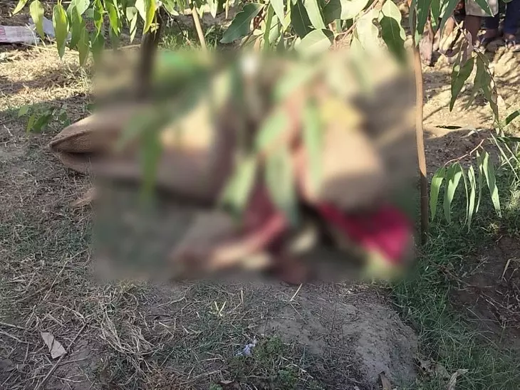 Sitapur: सड़क किनारे बोरे में मिला महिला का शव Sitapur: सड़क किनारे बोरे में मिला महिला का शव