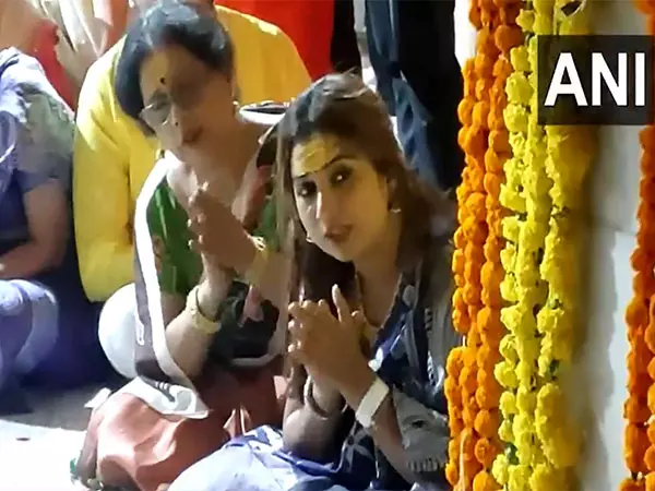 श्रेया घोषाल ने Ujjain के महाकालेश्वर मंदिर में पूजा-अर्चना की श्रेया घोषाल ने Ujjain के महाकालेश्वर मंदिर में पूजा-अर्चना की