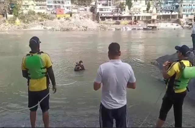 Rishikesh : घूमने गए थे 5 दोस्त, हुआ कुछ ऐसा कि एक की चली गई जान Rishikesh : घूमने गए थे 5 दोस्त, हुआ कुछ ऐसा कि एक की चली गई जान