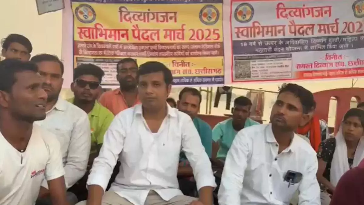 धरना दे रहे दिव्यांगजनों को पुलिस ने भेजा तूता, 5 हजार मासिक पेंशन की मांग धरना दे रहे दिव्यांगजनों को पुलिस ने भेजा तूता, 5 हजार मासिक पेंशन की मांग