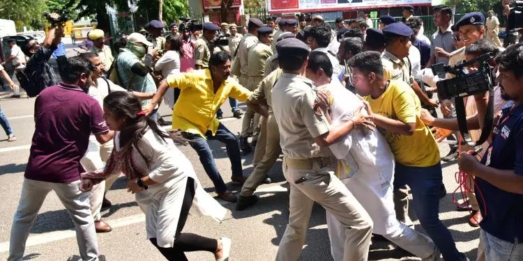 ओडिशा कांग्रेस आंदोलन में पुलिसकर्मियों पर हमले के आरोप में एक और गिरफ्तारी ओडिशा कांग्रेस आंदोलन में पुलिसकर्मियों पर हमले के आरोप में एक और गिरफ्तारी