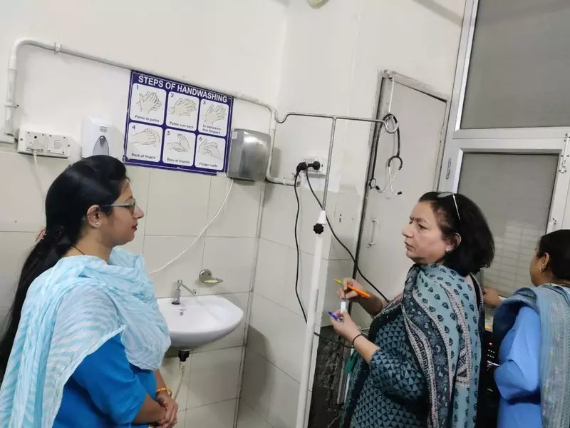 Haryana : सिविल सर्जन ने बहादुरगढ़ अस्पताल का औचक निरीक्षण किया Haryana : सिविल सर्जन ने बहादुरगढ़ अस्पताल का औचक निरीक्षण किया