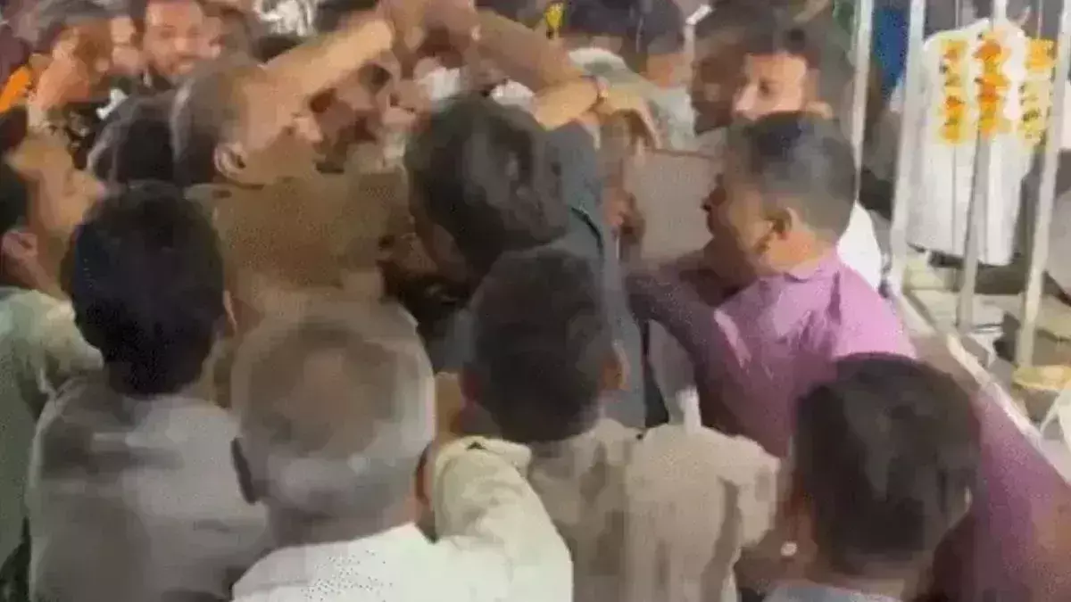 Indore: सराफा चौपाटी में युवती से छेड़छाड़, विरोध करने पर मारपीट Indore: सराफा चौपाटी में युवती से छेड़छाड़, विरोध करने पर मारपीट