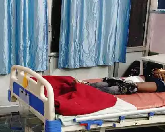 डीजे का जानलेवा कम्पन, छज्जा गिरने से 5 लोग घायल डीजे का जानलेवा कम्पन, छज्जा गिरने से 5 लोग घायल