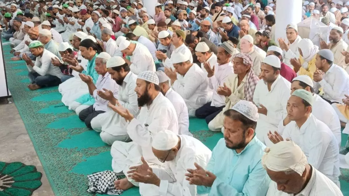 Dhanbad में ईद-उल-फितर की नमाज संपन्न, मुल्क में शांति की मांगी दुआ Dhanbad में ईद-उल-फितर की नमाज संपन्न, मुल्क में शांति की मांगी दुआ