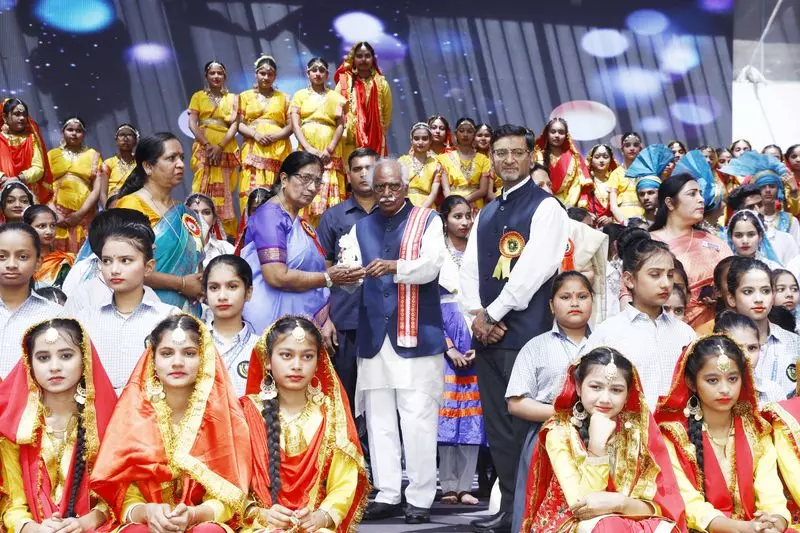 Haryana : गीतों से देशभक्ति और सांस्कृतिक मूल्यों को बढ़ावा मिलना चाहिए राज्यपाल Haryana : गीतों से देशभक्ति और सांस्कृतिक मूल्यों को बढ़ावा मिलना चाहिए राज्यपाल
