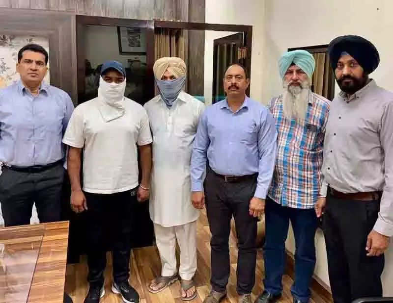 पंजाब विजिलेंस ब्यूरो ने 1.50 लाख रुपये की रिश्वत मांगने के आरोप में SHO और ASI गिरफ्तार पंजाब विजिलेंस ब्यूरो ने 1.50 लाख रुपये की रिश्वत मांगने के आरोप में SHO और ASI गिरफ्तार