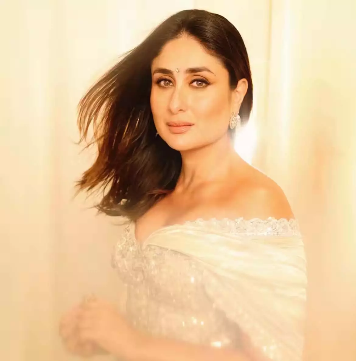 Kareena ने LFW फिनाले में मनीष मल्होत्रा की साड़ी में दिखाया जलवा Kareena ने LFW फिनाले में मनीष मल्होत्रा की साड़ी में दिखाया जलवा
