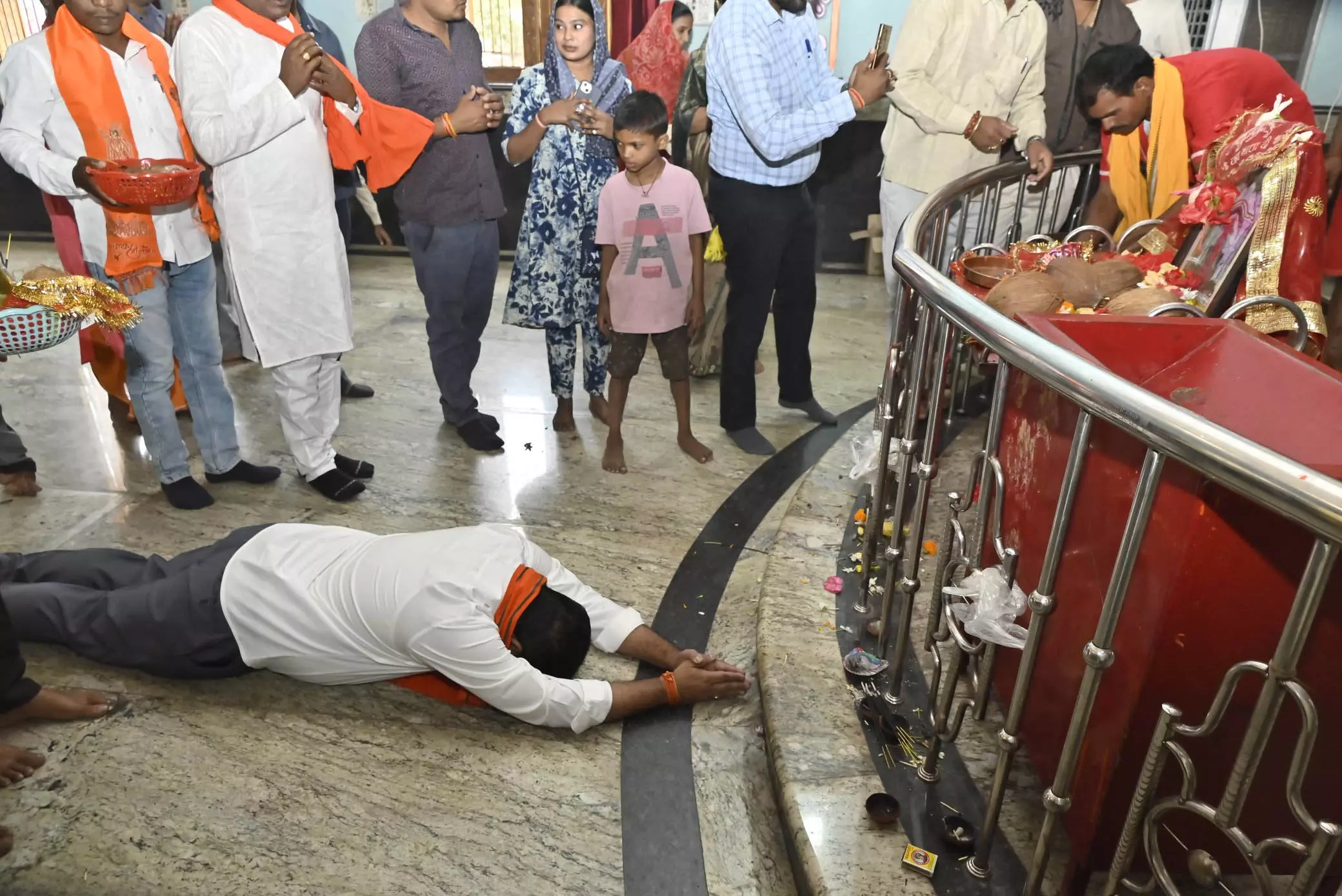 गृहमंत्री विजय शर्मा ने कई माता मंदिरों में पूजा-अर्चना की गृहमंत्री विजय शर्मा ने कई माता मंदिरों में पूजा-अर्चना की