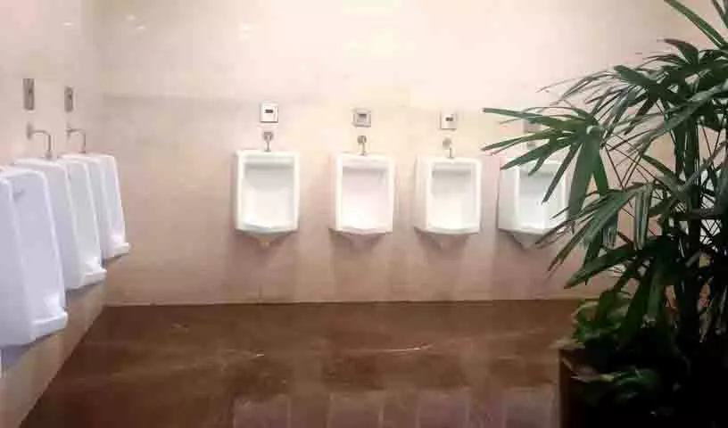 इनऑर्बिट Mall में मूत्रालय विभाजक की कमी से गोपनीयता और स्वच्छता पर बहस छिड़ गई इनऑर्बिट Mall में मूत्रालय विभाजक की कमी से गोपनीयता और स्वच्छता पर बहस छिड़ गई