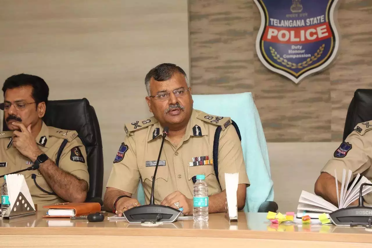तेलंगाना के DGP ने ऑनलाइन सट्टेबाजी ऐप्स की जांच के लिए SIT का गठन किया तेलंगाना के DGP ने ऑनलाइन सट्टेबाजी ऐप्स की जांच के लिए SIT का गठन किया
