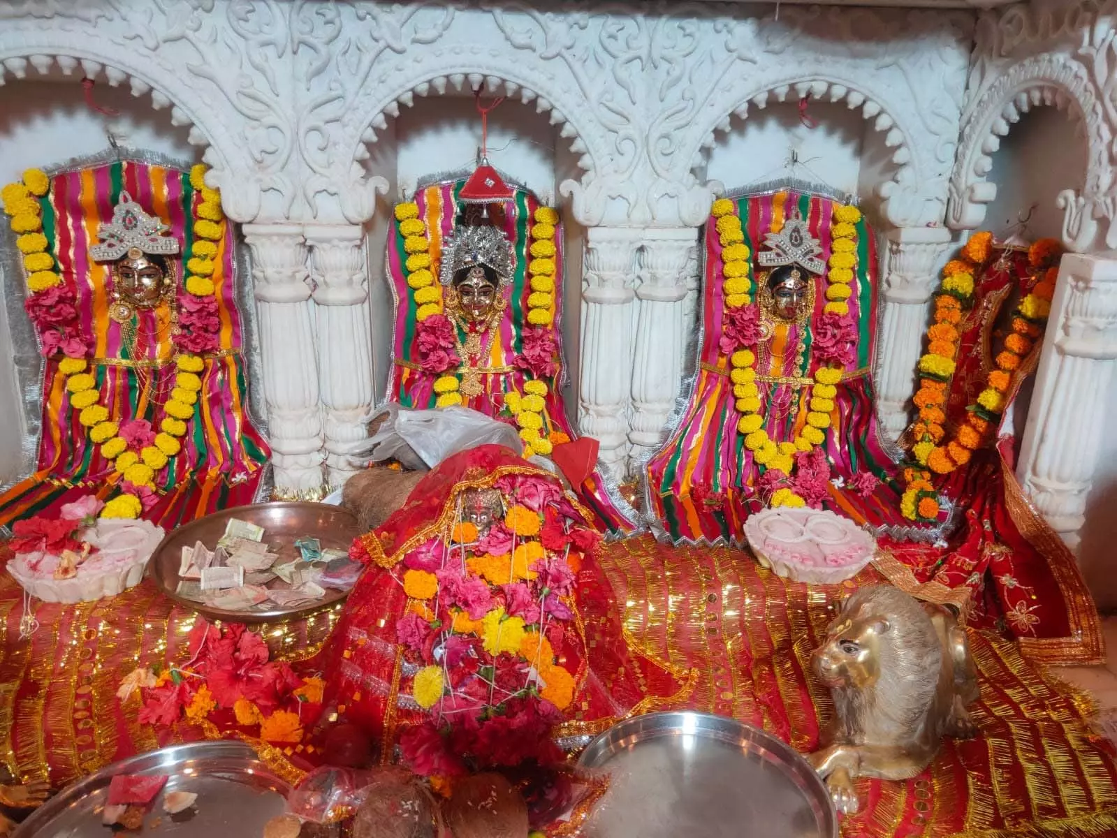 MP : बड़ी देवी में चढ़ाए गए 15 किलो चांदी और 5 तोला सोना MP : बड़ी देवी में चढ़ाए गए 15 किलो चांदी और 5 तोला सोना