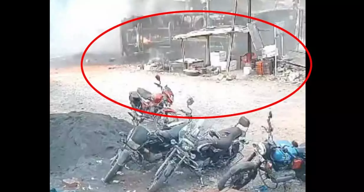 टैंकर भयानक एक्सीडेंट LIVE वीडियो, फ्लाईओवर से सर्विस रोड पर आ गिरा टैंकर भयानक एक्सीडेंट LIVE वीडियो, फ्लाईओवर से सर्विस रोड पर आ गिरा
