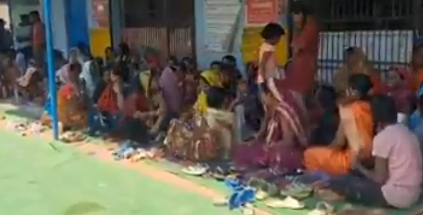 शराब दुकान में तालाबंदी, हटाने की मांग पर अड़े ग्रामीणों ने खोला मोर्चा शराब दुकान में तालाबंदी, हटाने की मांग पर अड़े ग्रामीणों ने खोला मोर्चा