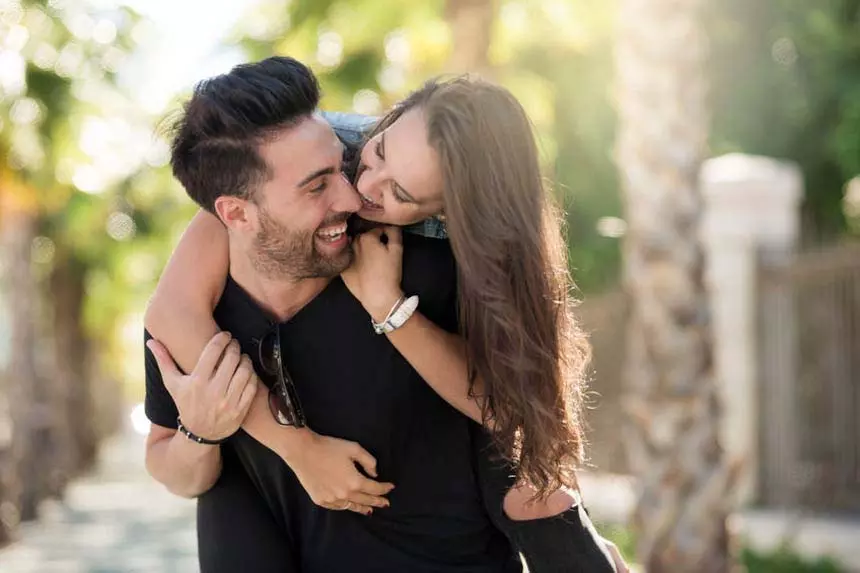क्या रिश्ते में Girlfriend और Boyfriend जैसे लेबल्स जरूरी हैं? क्या रिश्ते में Girlfriend और Boyfriend जैसे लेबल्स जरूरी हैं?