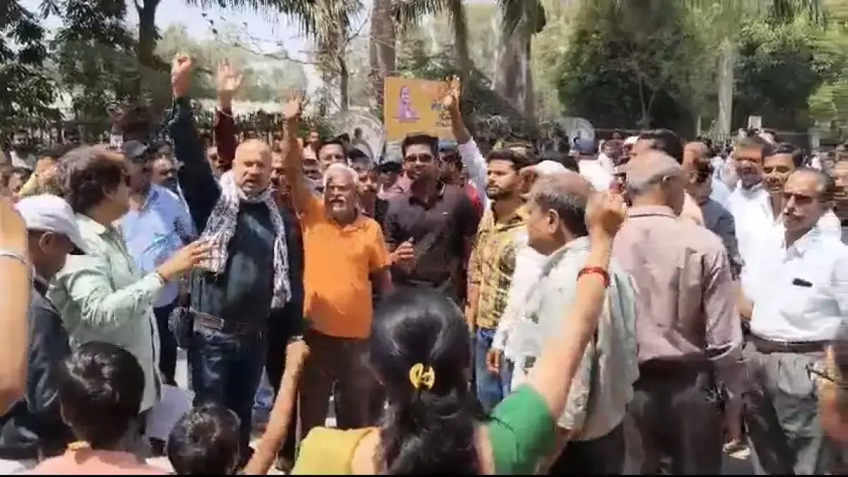 गुंडे वसीम कुरैशी की गिरफ्तारी नहीं, भड़के लोगों ने किया थाने का घेराव गुंडे वसीम कुरैशी की गिरफ्तारी नहीं, भड़के लोगों ने किया थाने का घेराव