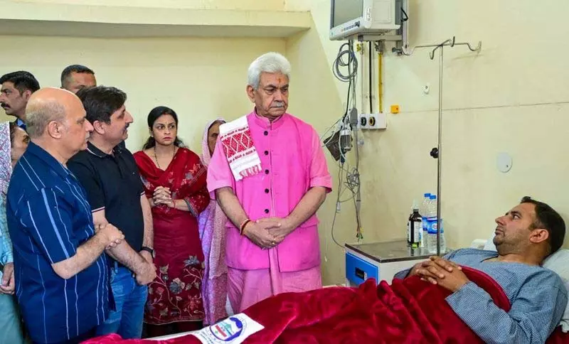 LG सिन्हा ने कठुआ मुठभेड़ में घायल पुलिसकर्मियों से मुलाकात की LG सिन्हा ने कठुआ मुठभेड़ में घायल पुलिसकर्मियों से मुलाकात की