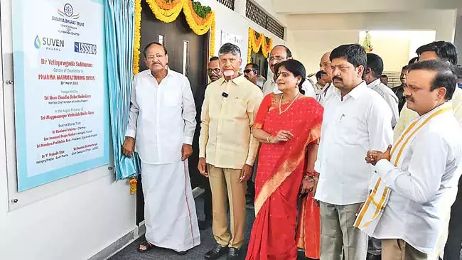 स्वर्ण भारत ट्रस्ट तेलुगु राज्यों के लिए एक बड़ी संपत्ति है : CM Chandrababu स्वर्ण भारत ट्रस्ट तेलुगु राज्यों के लिए एक बड़ी संपत्ति है : CM Chandrababu